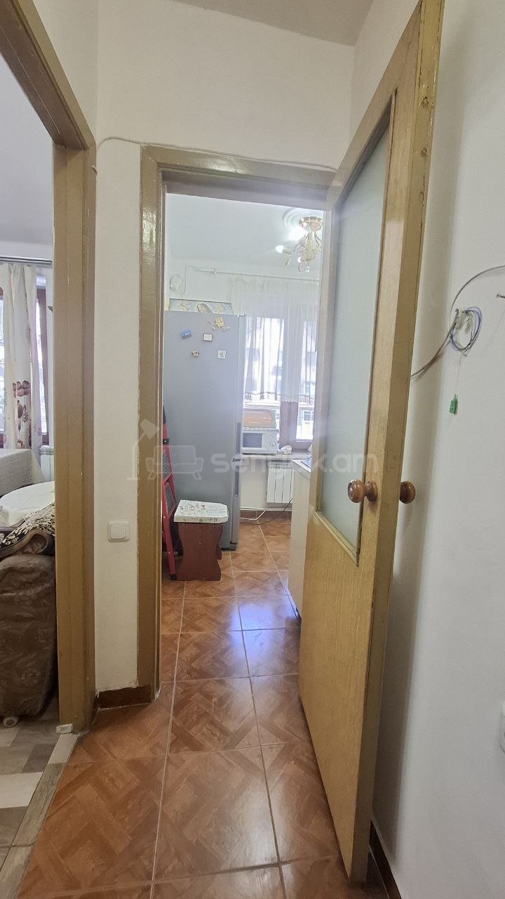 1 Սենյականոց Բնակարան Քարե Շենքում, 40քմ, 2/5 հարկ, Կապիտալ Վերանորոգված, Կահավորված