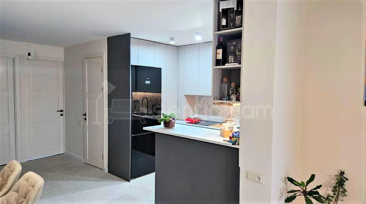 4 Սենյականոց Բնակարան Քարե Շենքում, 109քմ, 5/5 հարկ, Կապիտալ Վերանորոգված