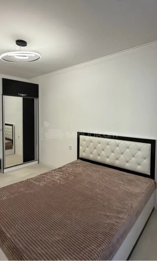 3 Սենյականոց Բնակարան Քարե Շենքում, 90քմ, 1/2 հարկ, Նորմալ Վիճակում, Կահավորված