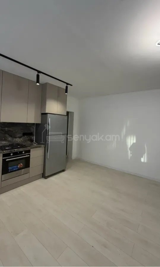 3 Սենյականոց Բնակարան Քարե Շենքում, 90քմ, 1/2 հարկ, Նորմալ Վիճակում, Կահավորված