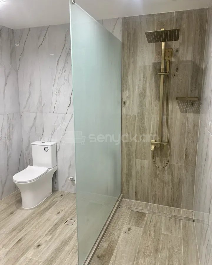 3 Սենյականոց Բնակարան Քարե Շենքում, 90քմ, 1/2 հարկ, Նորմալ Վիճակում, Կահավորված