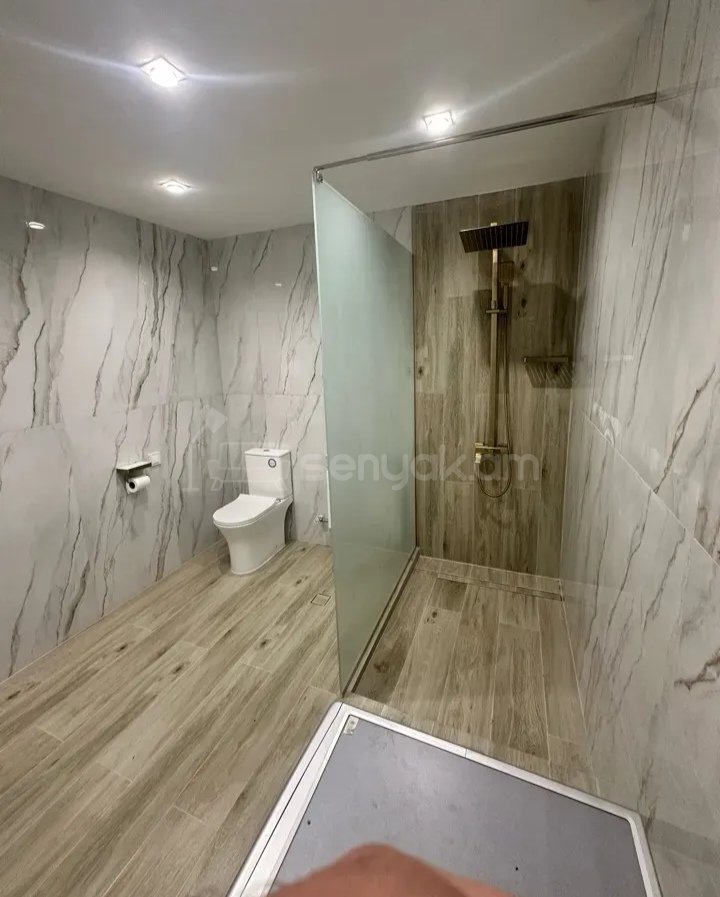 3 Սենյականոց Բնակարան Քարե Շենքում, 90քմ, 1/2 հարկ, Նորմալ Վիճակում, Կահավորված