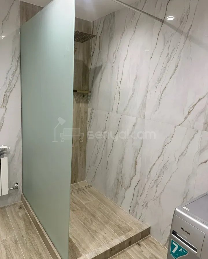 3 Սենյականոց Բնակարան Քարե Շենքում, 90քմ, 1/2 հարկ, Նորմալ Վիճակում, Կահավորված