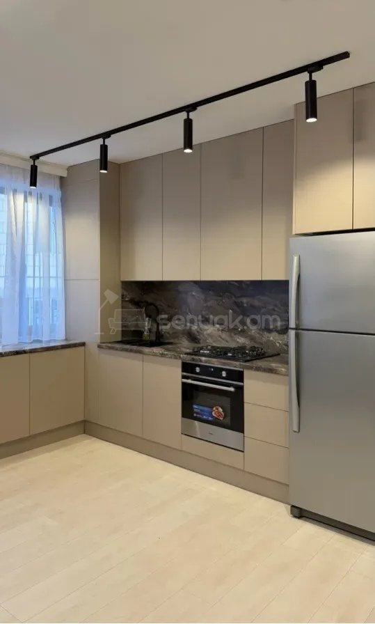 3 Սենյականոց Բնակարան Քարե Շենքում, 90քմ, 1/2 հարկ, Նորմալ Վիճակում, Կահավորված