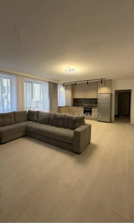 3 Սենյականոց Բնակարան Քարե Շենքում, 90քմ, 1/2 հարկ, Նորմալ Վիճակում, Կահավորված