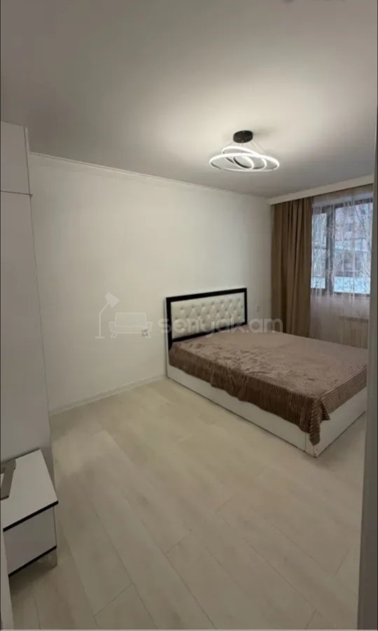 3 Սենյականոց Բնակարան Քարե Շենքում, 90քմ, 1/2 հարկ, Նորմալ Վիճակում, Կահավորված