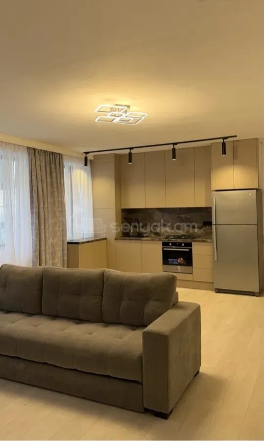 3 Սենյականոց Բնակարան Քարե Շենքում, 90քմ, 1/2 հարկ, Նորմալ Վիճակում, Կահավորված