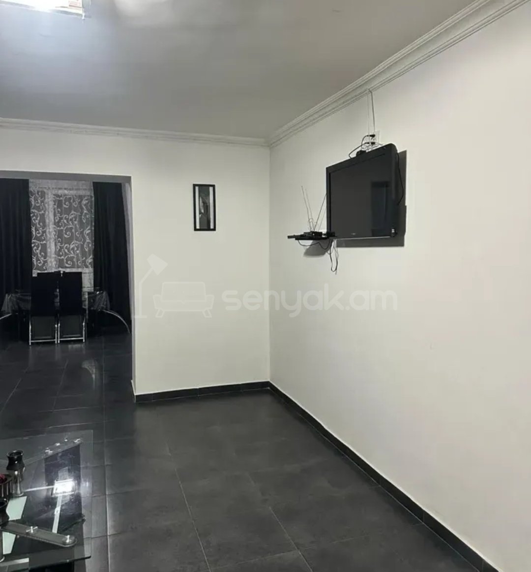 3 Սենյականոց Բնակարան Քարե Շենքում, 105քմ, 5/5 հարկ, Նորմալ Վիճակում