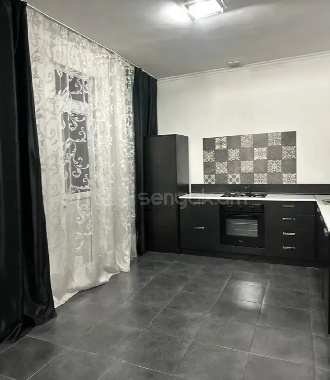 3 Սենյականոց Բնակարան Քարե Շենքում, 105քմ, 5/5 հարկ, Նորմալ Վիճակում