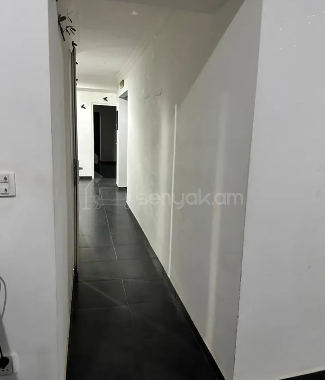 3 Սենյականոց Բնակարան Քարե Շենքում, 105քմ, 5/5 հարկ, Նորմալ Վիճակում