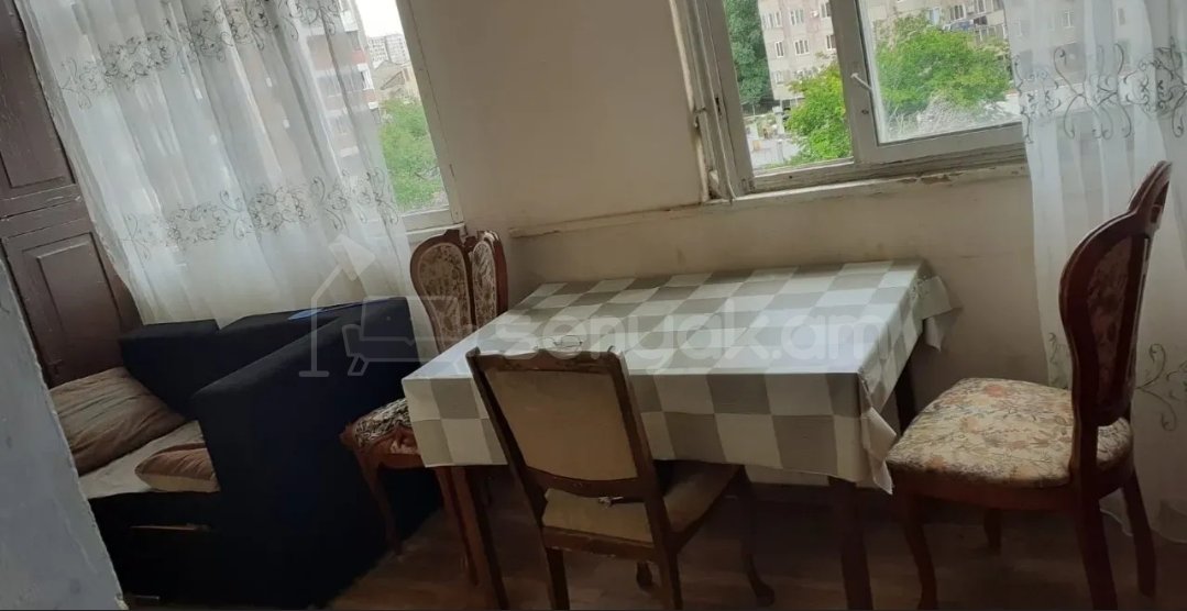 3 Սենյականոց Բնակարան Քարե Շենքում, 89քմ, 4/4 հարկ, Նորմալ Վիճակում, Կահավորված, Արևկող