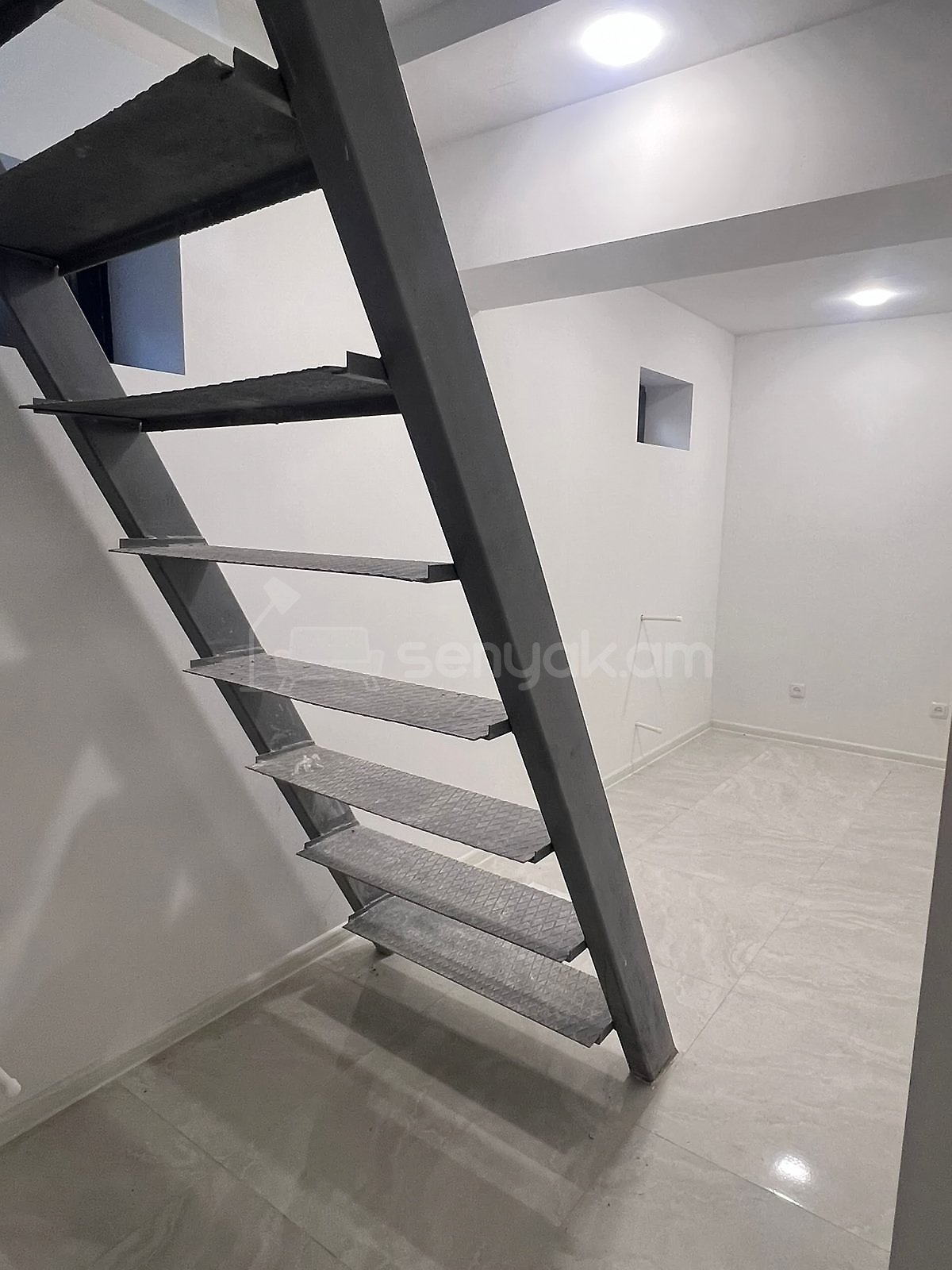 2 Սենյականոց Բնակարան Քարե Շենքում, 43քմ, 1/5 հարկ, Կապիտալ Վերանորոգված