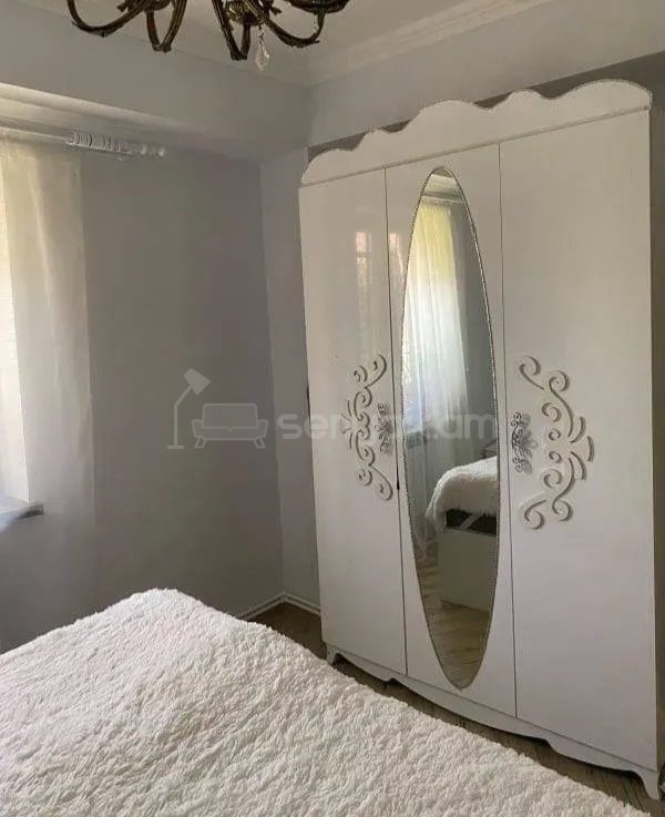 2 Սենյականոց Բնակարան Քարե Շենքում, 10քմ, 2/2 հարկ, Նորմալ Վիճակում, Կահավորված