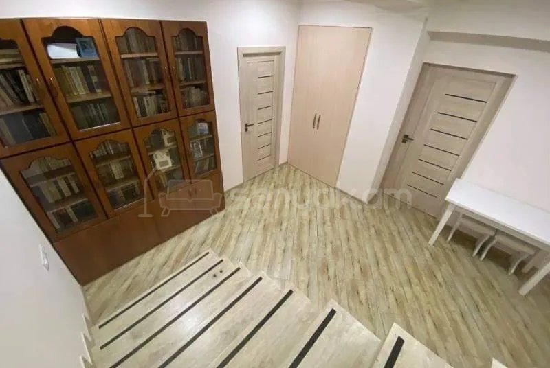 2 Սենյականոց Բնակարան Քարե Շենքում, 10քմ, 2/2 հարկ, Նորմալ Վիճակում, Կահավորված