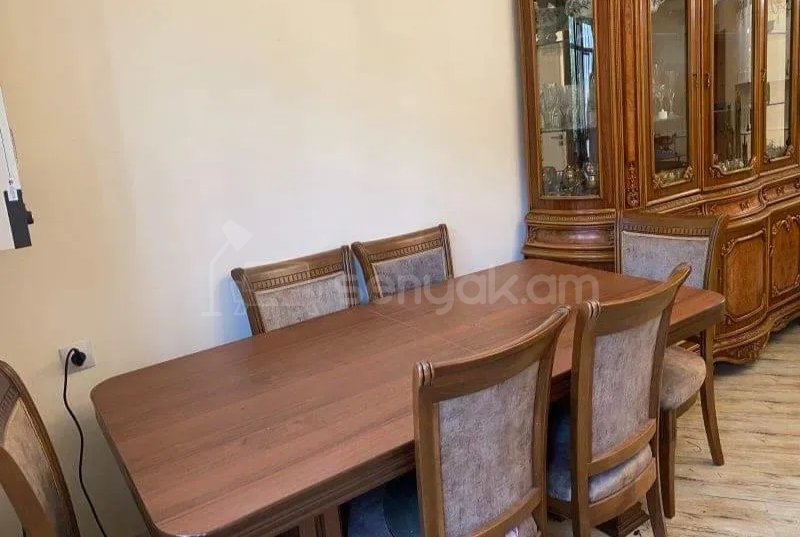 2 Սենյականոց Բնակարան Քարե Շենքում, 10քմ, 2/2 հարկ, Նորմալ Վիճակում, Կահավորված