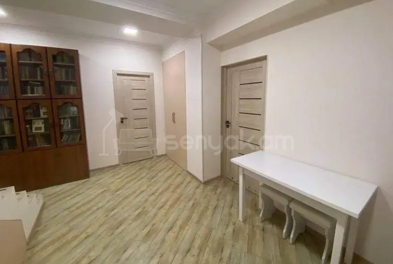 2 Սենյականոց Բնակարան Քարե Շենքում, 10քմ, 2/2 հարկ, Նորմալ Վիճակում, Կահավորված