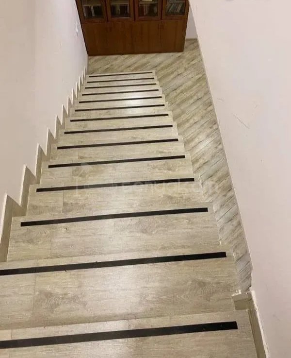 2 Սենյականոց Բնակարան Քարե Շենքում, 10քմ, 2/2 հարկ, Նորմալ Վիճակում, Կահավորված