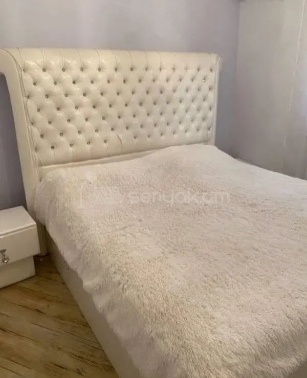 2 Սենյականոց Բնակարան Քարե Շենքում, 10քմ, 2/2 հարկ, Նորմալ Վիճակում, Կահավորված