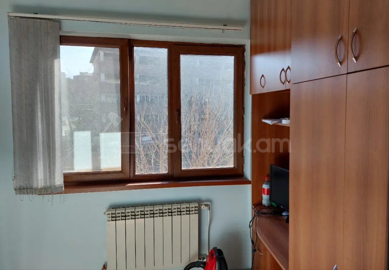 4 Սենյականոց Բնակարան Քարե Շենքում, 100քմ, 3/5 հարկ, Նորմալ Վիճակում, Կահավորված