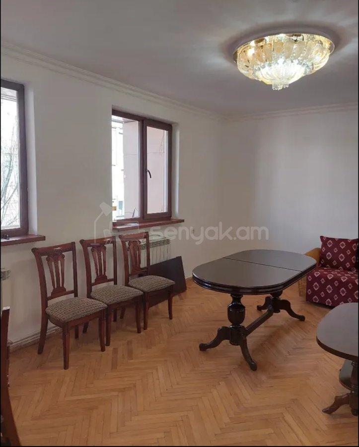 4 Սենյականոց Բնակարան Քարե Շենքում, 100քմ, 3/5 հարկ, Նորմալ Վիճակում, Կահավորված