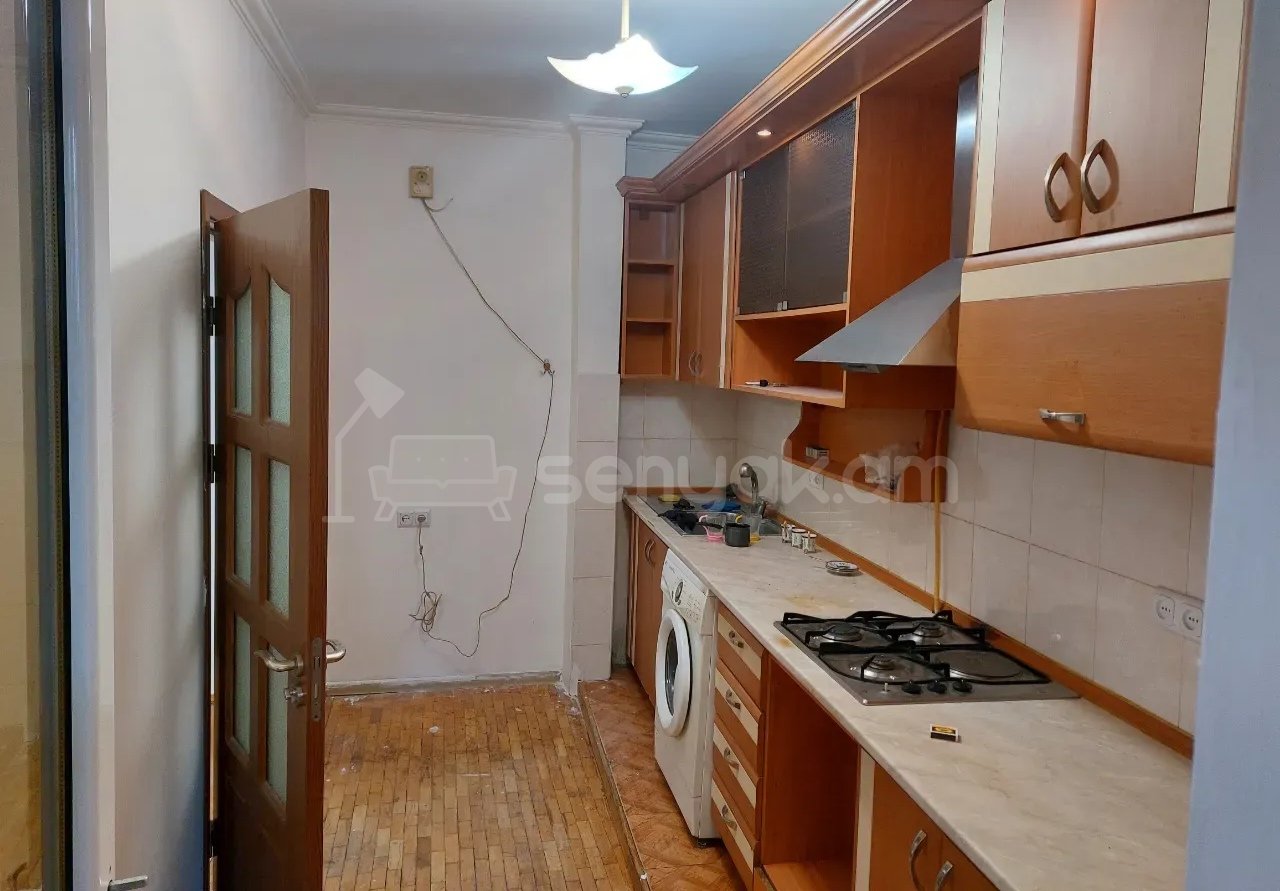 4 Սենյականոց Բնակարան Քարե Շենքում, 100քմ, 3/5 հարկ, Նորմալ Վիճակում, Կահավորված