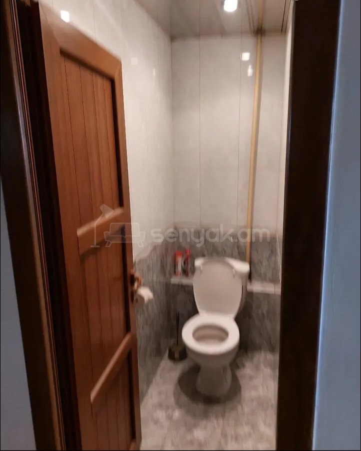 4 Սենյականոց Բնակարան Քարե Շենքում, 100քմ, 3/5 հարկ, Նորմալ Վիճակում, Կահավորված