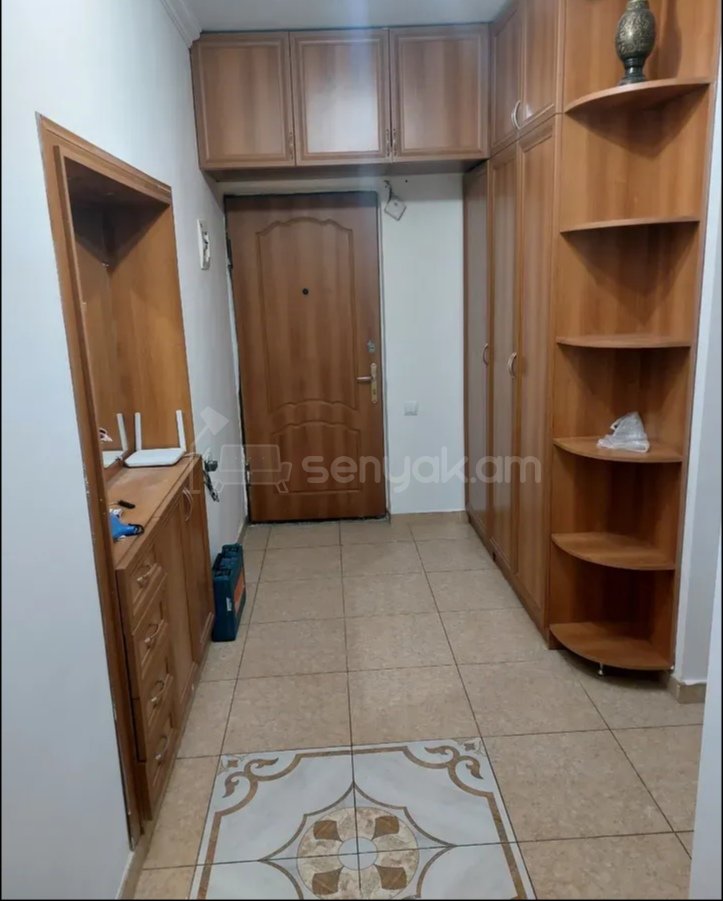 4 Սենյականոց Բնակարան Քարե Շենքում, 100քմ, 3/5 հարկ, Նորմալ Վիճակում, Կահավորված