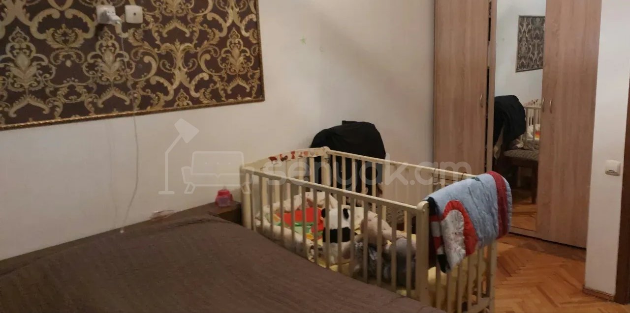 4 Սենյականոց Բնակարան Քարե Շենքում, 100քմ, 3/5 հարկ, Նորմալ Վիճակում, Կահավորված