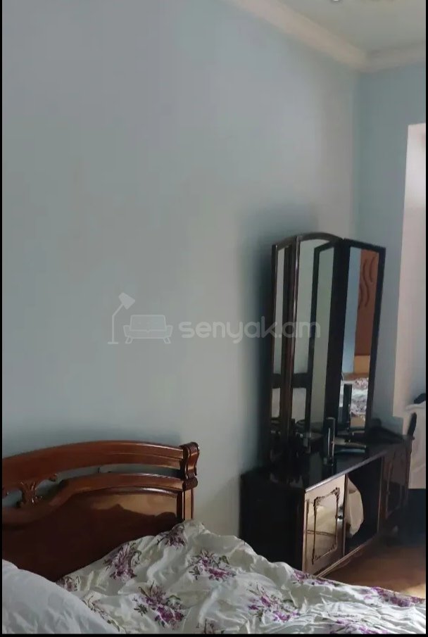 4 Սենյականոց Բնակարան Քարե Շենքում, 100քմ, 3/5 հարկ, Նորմալ Վիճակում, Կահավորված