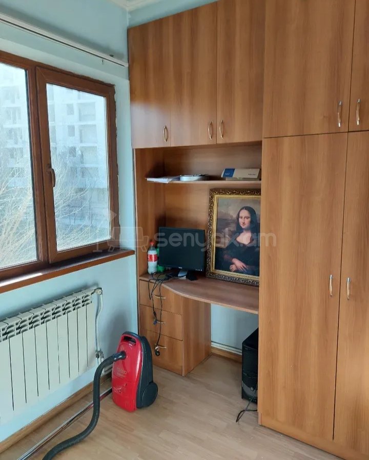 4 Սենյականոց Բնակարան Քարե Շենքում, 100քմ, 3/5 հարկ, Նորմալ Վիճակում, Կահավորված