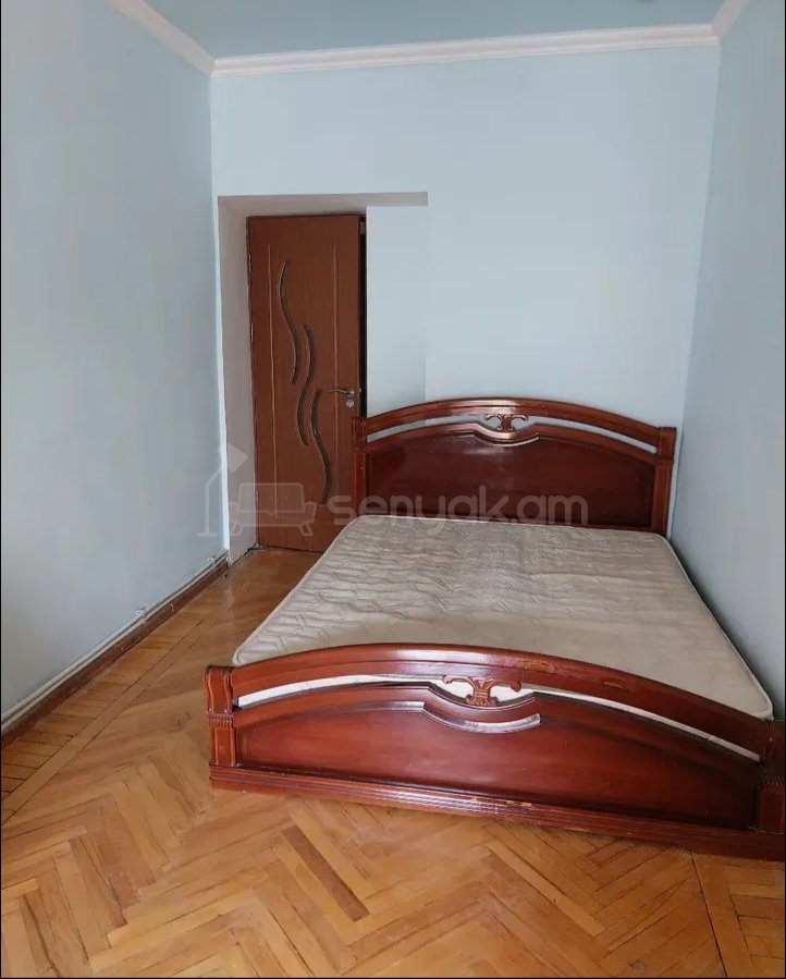 4 Սենյականոց Բնակարան Քարե Շենքում, 100քմ, 3/5 հարկ, Նորմալ Վիճակում, Կահավորված