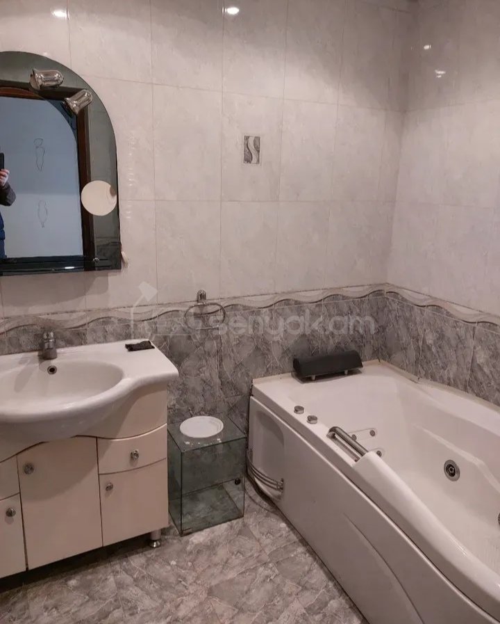 4 Սենյականոց Բնակարան Քարե Շենքում, 100քմ, 3/5 հարկ, Նորմալ Վիճակում, Կահավորված