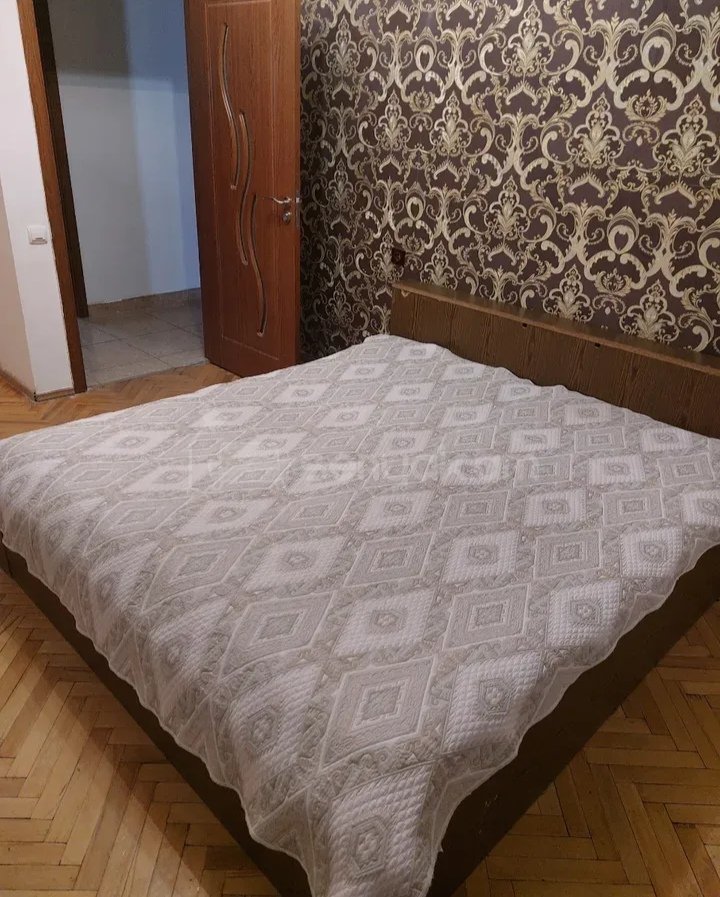 4 Սենյականոց Բնակարան Քարե Շենքում, 100քմ, 3/5 հարկ, Նորմալ Վիճակում, Կահավորված