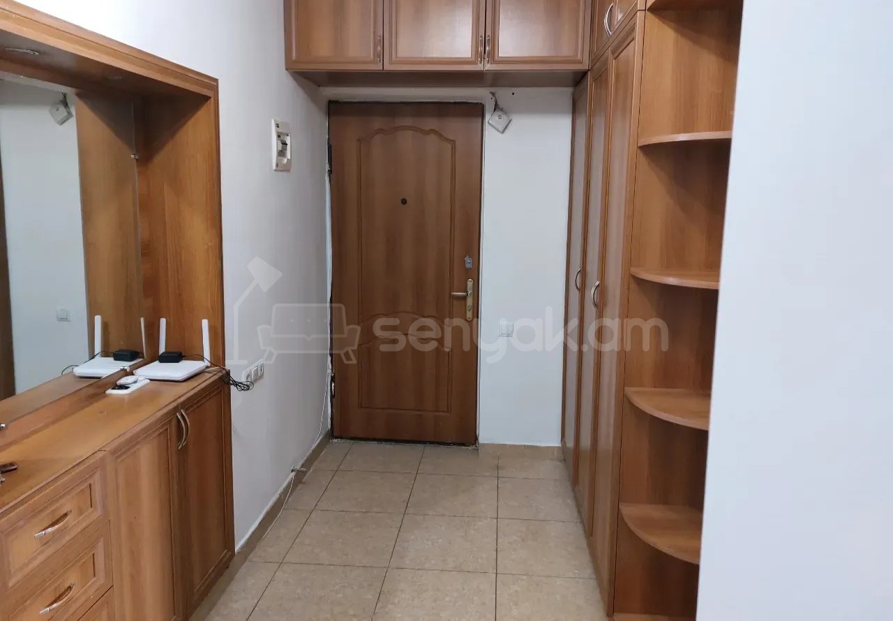 4 Սենյականոց Բնակարան Քարե Շենքում, 100քմ, 3/5 հարկ, Նորմալ Վիճակում, Կահավորված