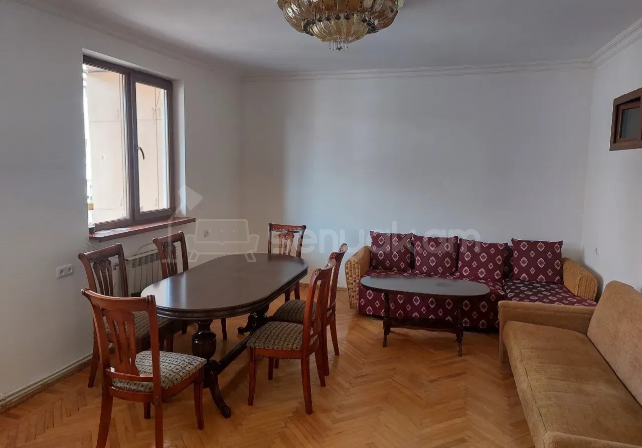 4 Սենյականոց Բնակարան Քարե Շենքում, 100քմ, 3/5 հարկ, Նորմալ Վիճակում, Կահավորված