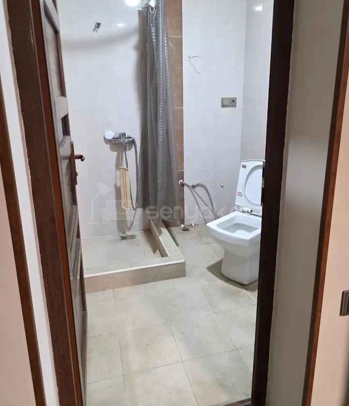 2 Սենյականոց Բնակարան Քարե Շենքում, 61քմ, 1/3 հարկ, Նորմալ Վիճակում, Կահավորված