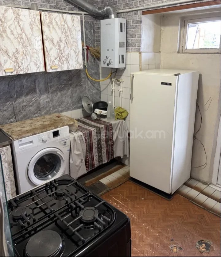 2 Սենյականոց Բնակարան Քարե Շենքում, 61քմ, 1/3 հարկ, Նորմալ Վիճակում, Կահավորված