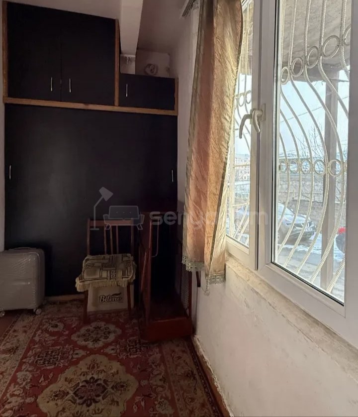 1 Սենյականոց Բնակարան Քարե Շենքում, 56քմ, 3/5 հարկ, Նորմալ Վիճակում, Կահավորված