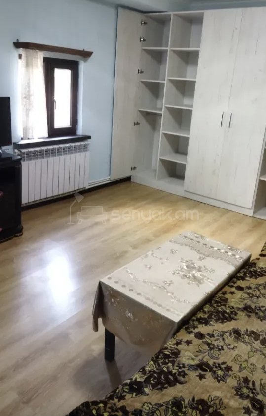 1 Սենյականոց Բնակարան Քարե Շենքում, 56քմ, 3/5 հարկ, Նորմալ Վիճակում, Կահավորված