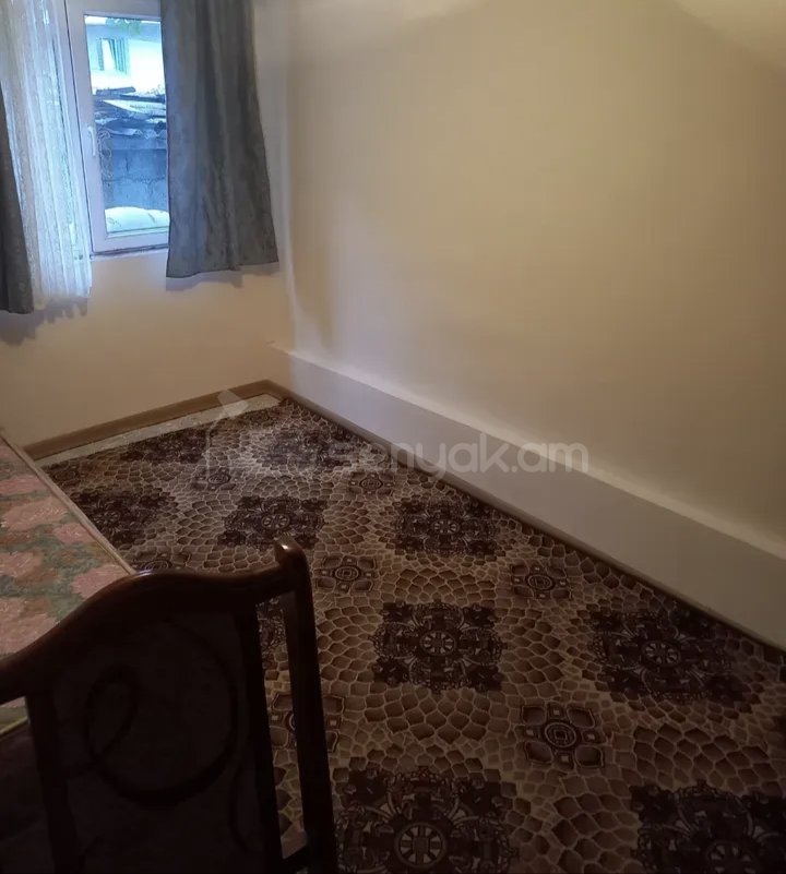 3 Սենյականոց Բնակարան Քարե Շենքում, 58քմ, 1/1 հարկ, Նորմալ Վիճակում, Կահավորված