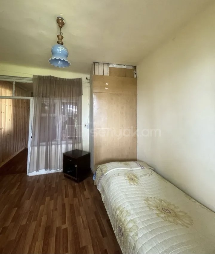 1 Սենյականոց Բնակարան Քարե Շենքում, 40քմ, 1/1 հարկ, Նորմալ Վիճակում, Կահավորված