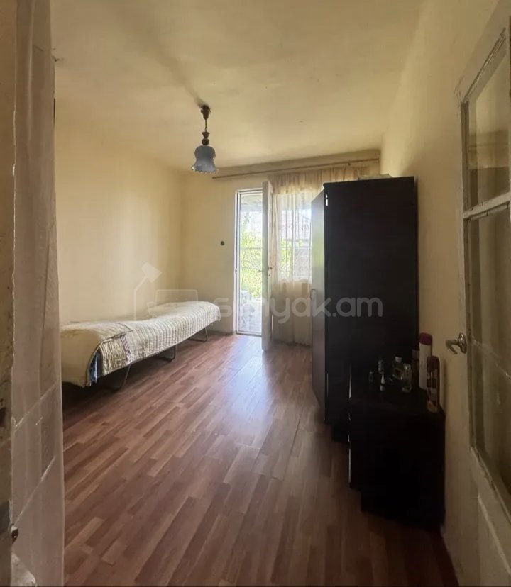 1 Սենյականոց Բնակարան Քարե Շենքում, 40քմ, 1/1 հարկ, Նորմալ Վիճակում, Կահավորված