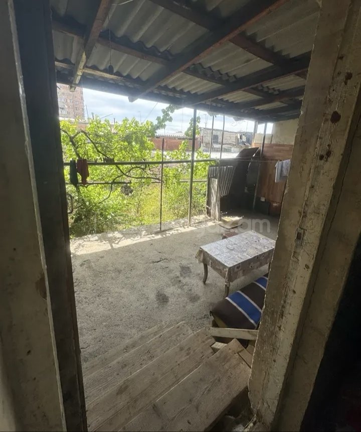 1 Սենյականոց Բնակարան Քարե Շենքում, 40քմ, 1/1 հարկ, Նորմալ Վիճակում, Կահավորված