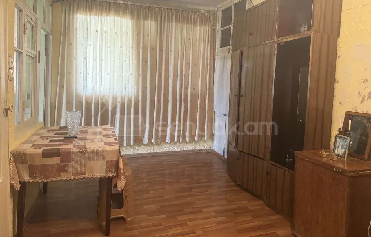 1 Սենյականոց Բնակարան Քարե Շենքում, 40քմ, 1/1 հարկ, Նորմալ Վիճակում, Կահավորված