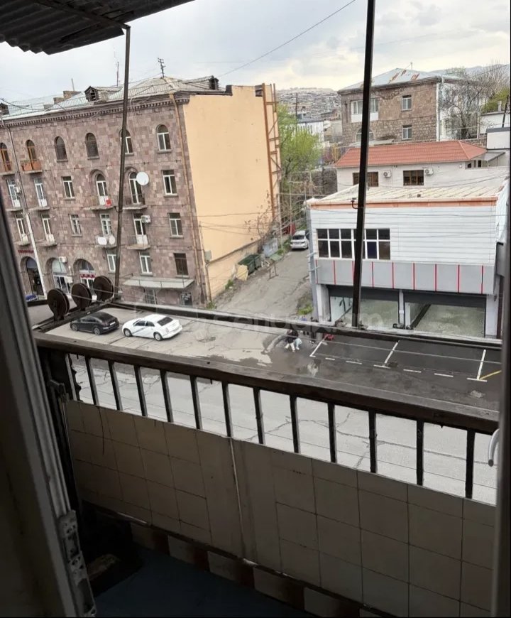 2 Սենյականոց Բնակարան Քարե Շենքում, 58քմ, 3/5 հարկ, Նորմալ Վիճակում, Կահավորված