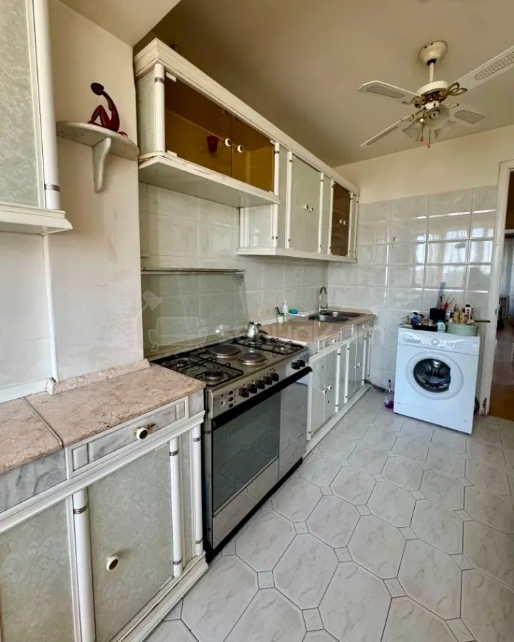 3 Սենյականոց Բնակարան Քարե Շենքում, 78քմ, 3/5 հարկ, Նորմալ Վիճակում