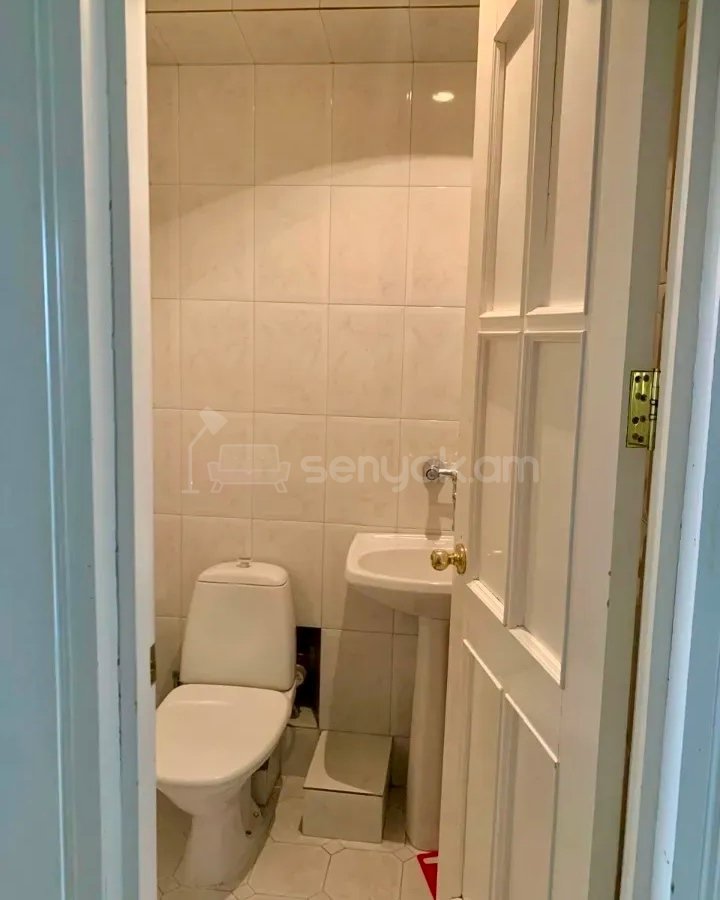 3 Սենյականոց Բնակարան Քարե Շենքում, 78քմ, 3/5 հարկ, Նորմալ Վիճակում