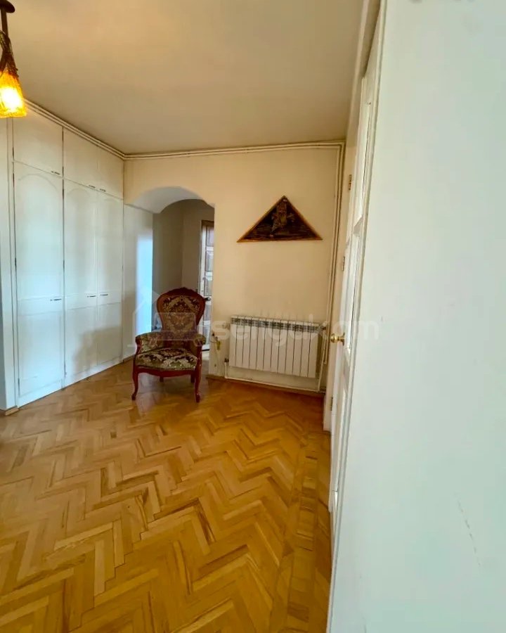 3 Սենյականոց Բնակարան Քարե Շենքում, 78քմ, 3/5 հարկ, Նորմալ Վիճակում