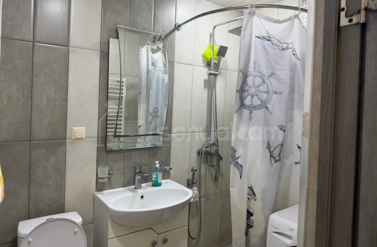 2 Սենյականոց Բնակարան Քարե Շենքում, 53քմ, 5/5 հարկ, Կապիտալ Վերանորոգված