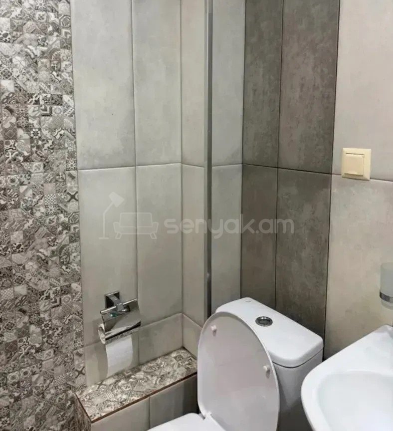 2 Սենյականոց Բնակարան Քարե Շենքում, 53քմ, 5/5 հարկ, Կապիտալ Վերանորոգված